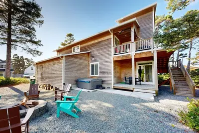 Image de Beachside home with firepit, media room - walk 2 minutes to beach access