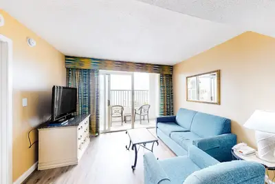 Image de Welcoming 2nd-floor oceanfront condo with beach views, hot tubs, pools & gym