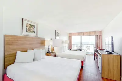 Image de 5th Floor Oceanfront Snowbird Friendly Studio w/ Ac, WiFi, & Shared Pool/Hot Tub