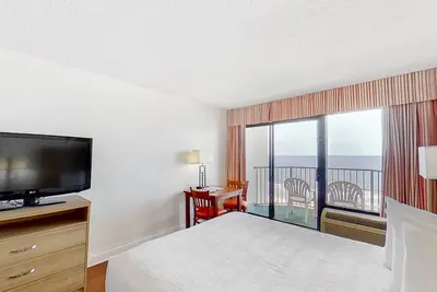 Image de 7th Floor Oceanfront Snowbird Friendly Studio w/ WiFi, Ac, Shared Pool/Hot Tub