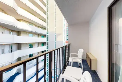 Image de Awesome 9th-Floor Oceanfront studio with pool, hot tub, & Ac