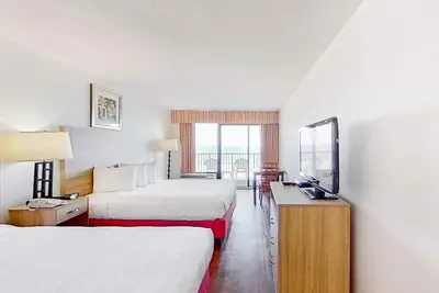 Image de 4th Floor, Oceanfront, Snowbird-Friendly Studio w/ Ac, Shared Pool/Hot Tub, WiFi