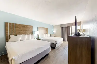 10th-floor oceanfront studio with pool, hot tub, Ac & balcony
