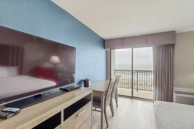 Image de Carolinian Beach Resort 5th-floor oceanfront studio with pool, hot tub, & Ac