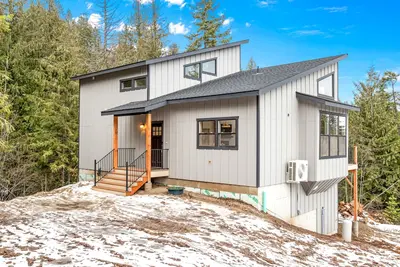 Image de Secluded home with deck, grill, hot tub, fireplace, private beach, & W\/D