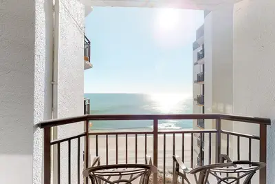 Image de 17th-floor ocean-view studio with Ac, pool, hot tub & WiFi - dog-friendly