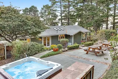 Image de Single-Level Ocean View Getaway w/ Private Hot Tub, Free WiFi & Wood Stove