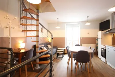 Image de Triplex au 1er étage, 250 m des Thermes, proche commerces, Wifi, max. 6 pers. , sans ascenseur
