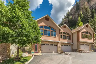 Image de Walk to Downtown - Across from Ouray Hot Springs - Townhome with Balcony