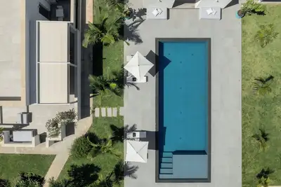 Lm7 Villa a stone's throw from the sea, Infinity Pool, Hydro, Wi-Fi, Garden