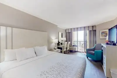 Image de 8th-floor ocean-view studio with Ac, pool, hot tub & gym - dog-friendly