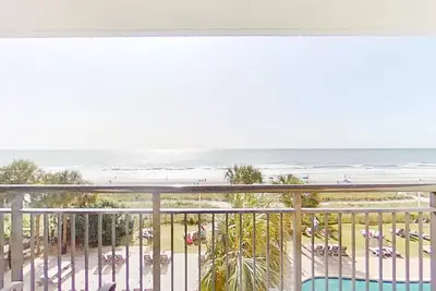 Image de 3rd-floor oceanfront condo with pool, hot tub, WiFi & Ac - snowbird-friendly