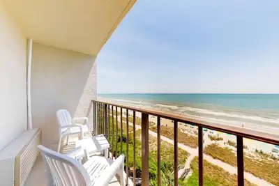 8th-floor oceanfront studio with Ac, pool, hot tub, & breakfast