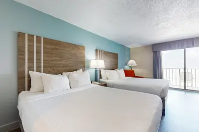 9th-floor oceanfront studio with pool, hot tub, Ac, & gym