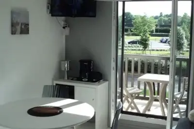 Image de 2 piéce +terrasse ensoleillée accés direct à la plage
