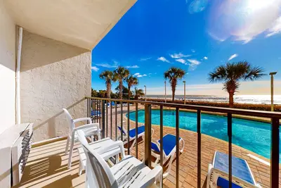Image de 1st-floor oceanfront studio with pool, lazy river, and Ac