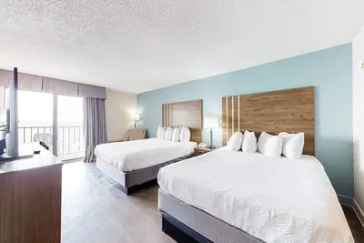 9th-floor oceanfront studio with Ac, pool, hot tub, & gym