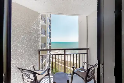 Image de 11th-floor ocean-view studio with Ac, pool, hot tub, WiFi & beach access