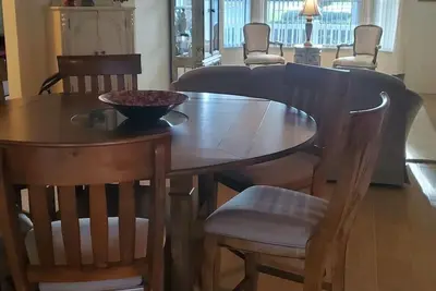 Image de All tile flr. Golf&water views. Very private w/ full patio set in screened lanai