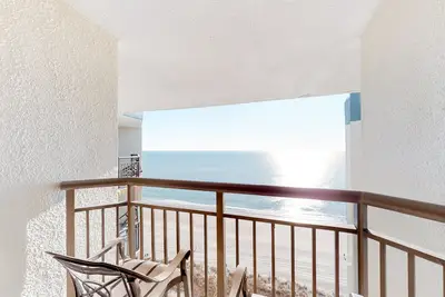 Image de 19th-floor ocean-view studio with Ac, WiFi, pool & hot tub - dog-friendly
