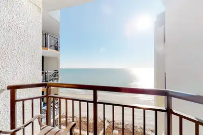 Image de 18th-floor ocean-view studio with pool, hot tub, Ac & WiFi - dog-friendly