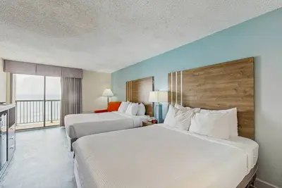 10th-floor oceanfront studio with A/C, pool, hot tub, & gym