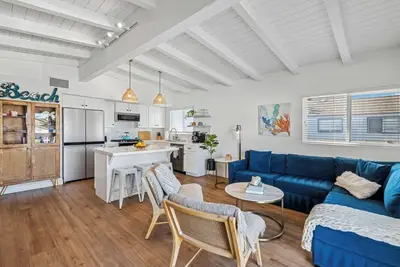 Image de 28th Street beach house w/ Ocean View, steps to sand and pier, Air Conditioning!