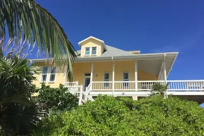 Image de Barefoot Beach - oceanfront beach house w\/ private beach, sunrise & sunset views