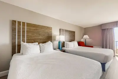 Image de Third-floor oceanfront studio with free breakfast - steps to beach