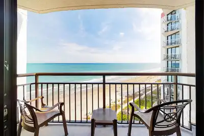 Image de 15th-floor oceanfront studio with WiFi, pool, hot tub & Ac - snowbird-friendly