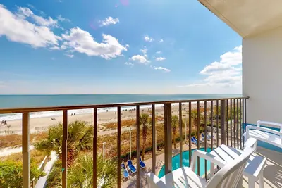 Image de 4th-floor oceanfront studio with Ac, pool, hot tub, & free breakfast buffet