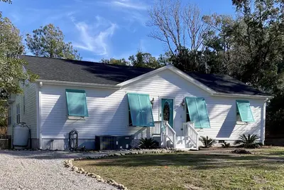 Image de Four bedroom home and short walk to the beach!