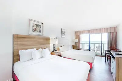 Image de 10th Floor Oceanfront Snowbird Friendly Studio w/ Ac, Pool/Hot Tub, WiFi