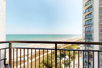 Image de 8th-floor oceanfront studio with pool, hot tub, dog friendly, beach access