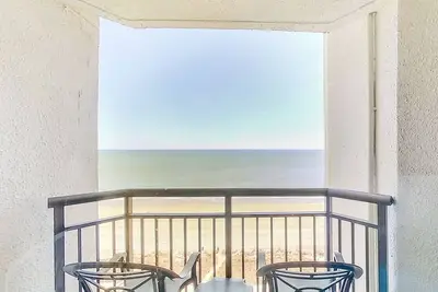 Image de 12th-floor ocean-view studio with WiFi, Ac, pool & hot tub - dog-friendly
