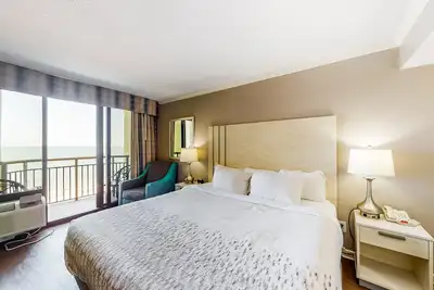 Image de 7th-floor ocean-view studio with WiFi, pool, hot tub & gym- dog-friendly