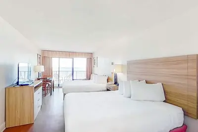 Image de 5th Floor Oceanfront Snowbird Friendly Studio w/ WiFi, Ac, Pool/Hot Tub