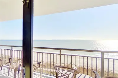 Image de 8th floor Oceanfront condo  w/Ac, WiFi, shared pool/hot tub - snowbird friendly