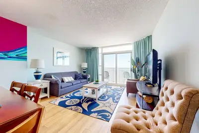 Image de Oceanfront condo: 2bedroom with W/D, pool, hot tub, & central Ac