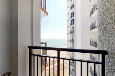 Image de 10th-floor ocean-view studio with Ac, pool, hot tub & WiFi - dog-friendly