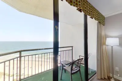 Image de 15th-floor oceanfront studio with pool, hot tub, Ac & WiFi - snowbird-friendly