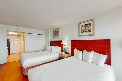 Image de 3rd Floor Oceanfront Snowbird Friendly Studio w/ WiFi, Pool/Hot Tub, Ac