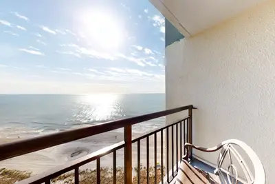 Image de 19th-floor oceanfront studio w/ beach access, pool & hot tub - snowbird-friendly