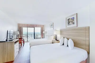 Image de Ninth Floor Oceanfront Studio with Ac, Shared Pool/Hot Tub - Snowbird Friendly