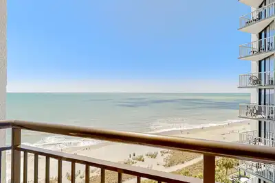 Image de 10th-floor oceanfront studio with WiFi, pool, hot tub & gym - dog-friendly