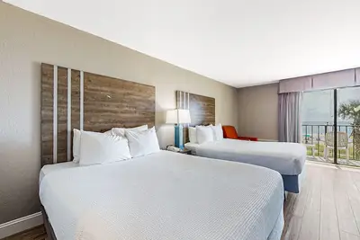 Image de Second-floor oceanfront studio with Ac & resort amenities