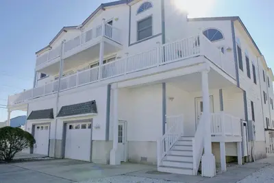 Image de Spacious home with loads of decks for your family's vacation enjoyment.