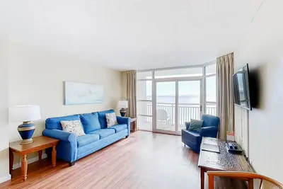 Image de 8th-floor oceanfront snowbird-friendly condo with W/D, pool, & hot tub