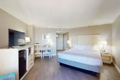 Image de 16th-floor ocean-view studio with WiFi, Ac, pool & hot tub - dog-friendly