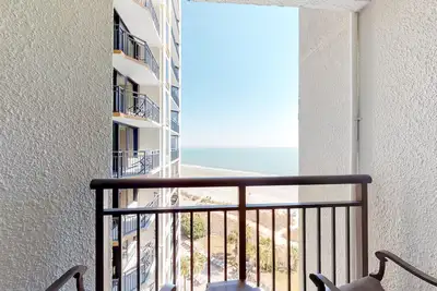 Image de 9th-floor ocean-view studio with pool, hot tub, Ac & WiFi - dog-friendly